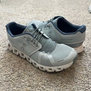 Size 9 women’s On Cloud 5
